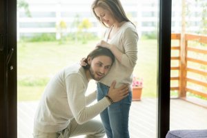 妊娠中から赤ちゃんに話しかける重要性 : 胎児への効果について