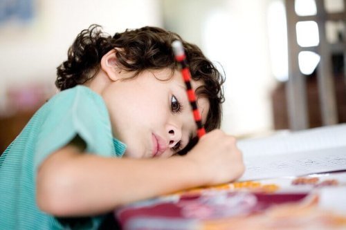 子どもに1人で宿題を出来るよう教える6つのコツ
