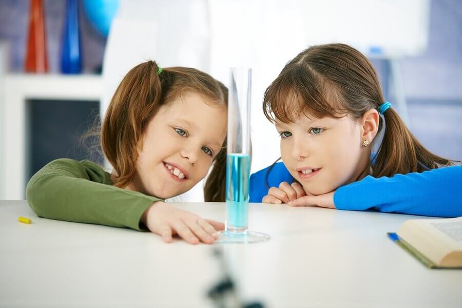 実験をする子供 実験 子供 水