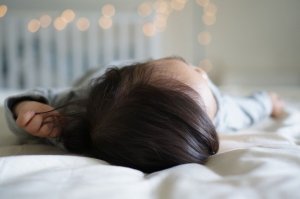 赤ちゃんがベッドから落っこちたらどうする?