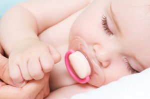 赤ちゃんがおしゃぶりをくわえながら寝ても大丈夫?
