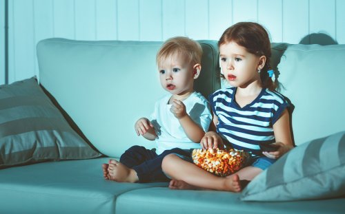 テレビを見る子ども 子ども  環境   背景 影響 