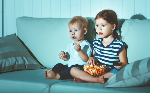テレビを見る子ども 子ども 環境 背景 影響