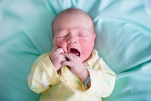 赤ちゃんの肌がカサカサな原因は?特別な治療は必要なの?
