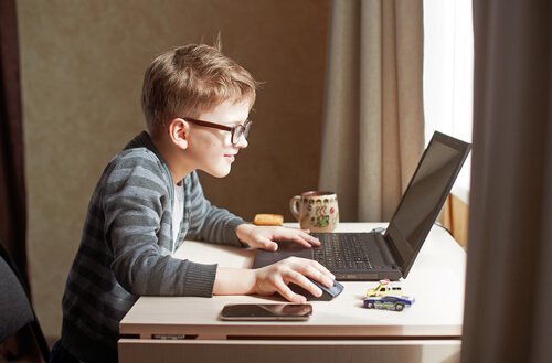 パソコンを使う子ども　子ども 起業家 起業