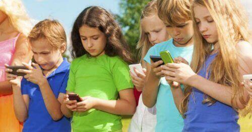 子どもとスマホ　子ども テクノロジー疾患