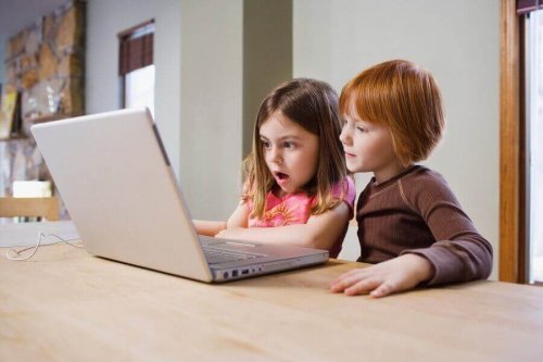 オンラインビデオを見る子ども 子ども 起業家 起業