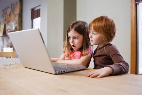 オンラインビデオを見る子ども　子ども 起業家 起業