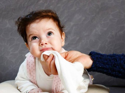 口を拭われる乳児 乳児   胃食道逆流症 赤ちゃん