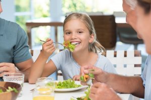 子どもにテーブルマナーを教えることの大切さ:それはなぜ?