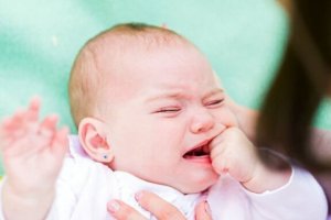 赤ちゃんに起こる結膜炎の原因:その症状、治療、予防法