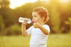 いつ頃からコップで飲むように教えるのがいいの?