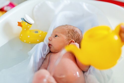 入浴中の赤ちゃん 赤ちゃん   肌   カサカサ