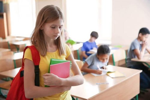 悲しそうな生徒 子ども 学校 暴力