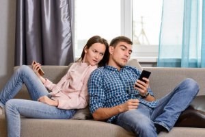 パートナーのSNSをコントロールすべき?:浮気の発見や有毒な関係