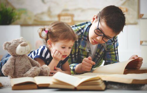 一緒に本を読む兄弟 思春期   兄弟 姉妹   影響