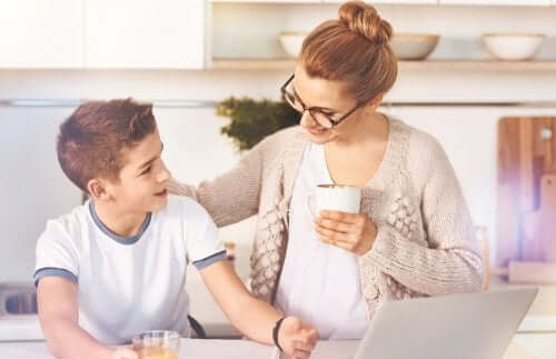 会話する親子 愛にまつわる迷信   子ども