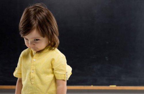 子どもの人見知りを克服するには：成長段階ごとの人見知りサイン