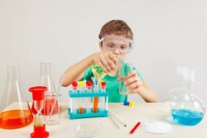 夏休みは子どもと一緒にできる科学実験をやってみよう!