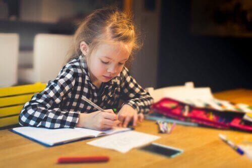 子どもの 勉強机 :宿題のためのアイデア