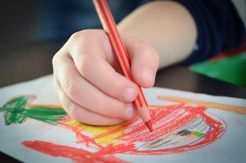 子ども   お絵描き 色　意味