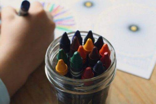 子どものお絵描きに表現される色の意味は何だろう？