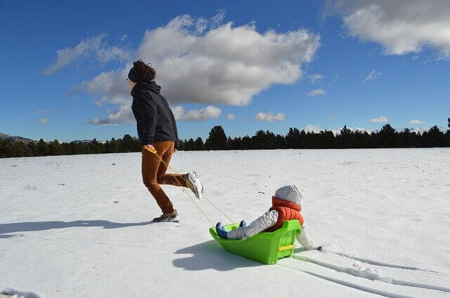 家族　子ども　雪遊び