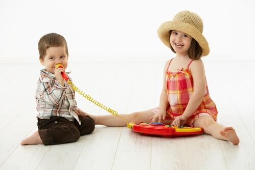電話で遊ぶ子ども　音韻意識　子ども