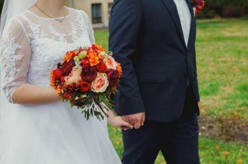 新婦が結婚式に白いドレスを着る理由って何だろう?