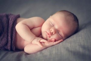 赤ちゃんが朝までぐっすり?寝かしつける時の7つのコツ