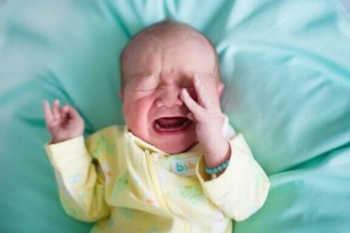 なんで赤ちゃんは突然起きて泣き出すのだろうか？
