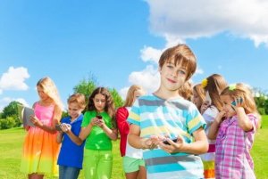 子どもがSNSを使い始めるのにベストな年齢ってあるの?