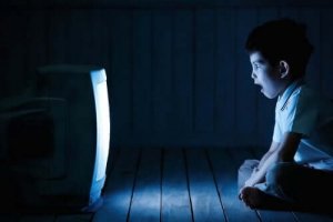 スクリーン利用時間が長過ぎ：子どもに与える悪影響とは？