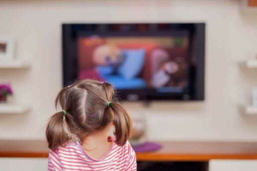 スクリーン利用時間 が長過ぎ：子どもに与える悪影響について