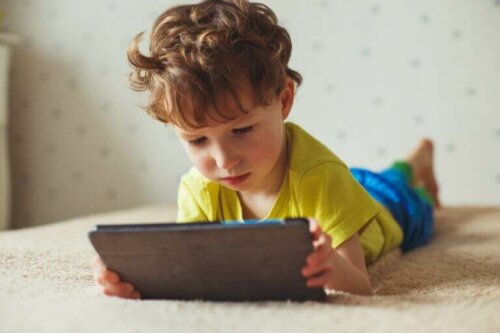 スクリーン時間が子どもに与える悪影響を知っていますか？