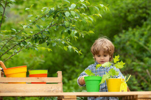 植物を植える子ども　家族で楽しむ環境教育アクティビティ