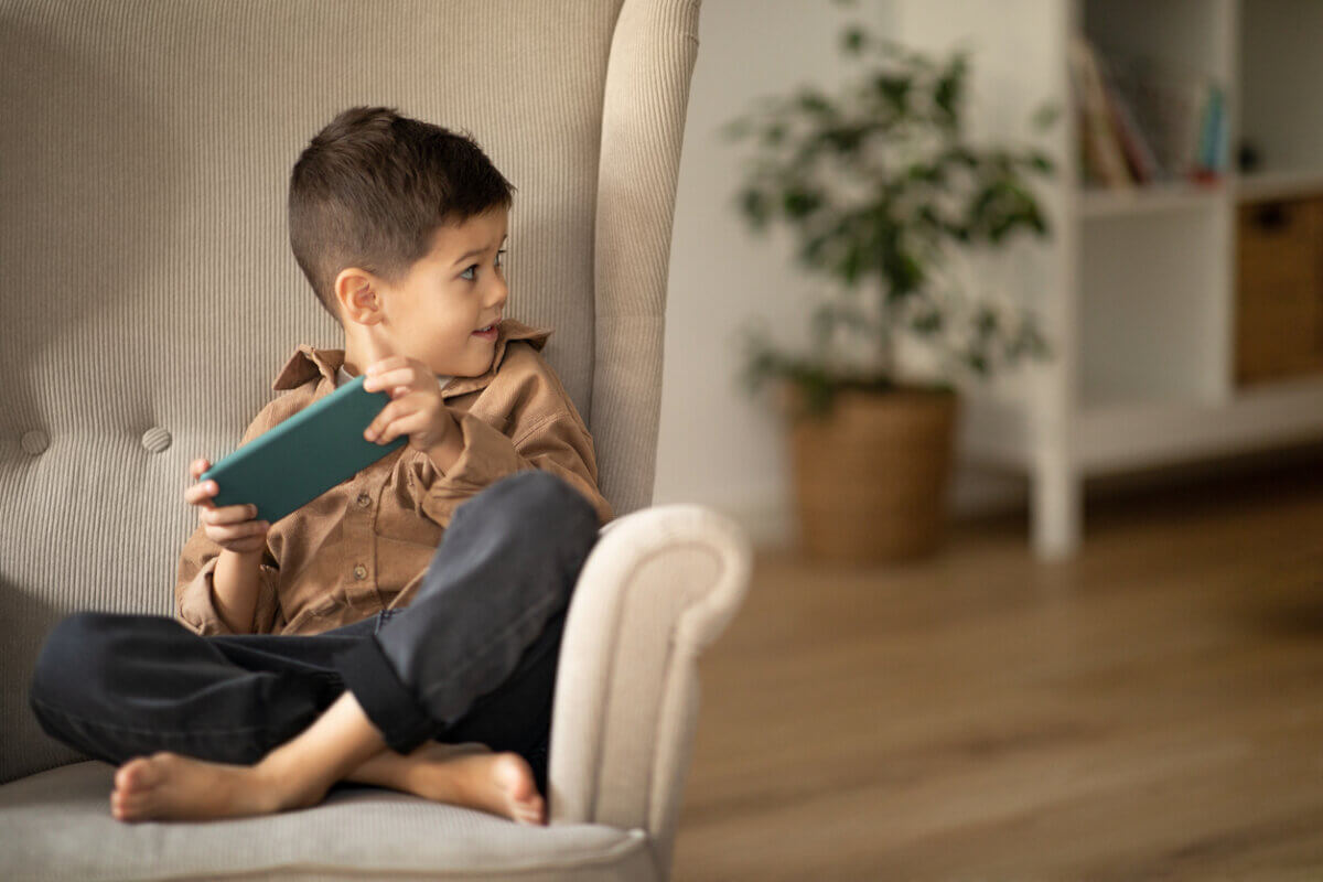 子供と椅子 ソファ